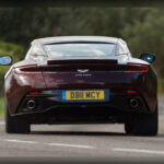 El Aston Martin DB11 mantiene una de las tradiciones más exclusivas del automóvil: su construcción prácticamente artesanal. Cada unidad recibe intervención humana durante buena parte del proceso de ensamblaje, algo muy diferente a las líneas de producción masiva. Esta filosofía incrementa costes, pero garantiza acabados y exclusividad de primer nivel.