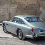 El mítico Aston Martin DB5 se convirtió en un icono absoluto tras su aparición en la película Goldfinger en 1964. Equipado en pantalla con gadgets como matrícula giratoria, asiento eyectable y armas ocultas, pasó a representar la esencia del universo Bond. Una unidad promocional se vendió en 2019 por 6,38 millones de dólares, consolidando su estatus de leyenda.