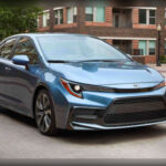 El Toyota Corolla Sedan continúa siendo uno de los coches compactos más fiables del mercado. La versión híbrida alcanza hasta 52 mpg combinados, ofreciendo consumos muy bajos y costes de mantenimiento mínimos. Su comodidad y durabilidad lo convierten en un favorito para familias y conductores urbanos.