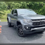 La Chevrolet Colorado ofrece diseño moderno y tecnología avanzada, pero numerosos propietarios denuncian problemas constantes con los sistemas electrónicos y asistentes de conducción.

Uno de los fallos más preocupantes aparece cuando el sistema activa frenadas automáticas sin motivo aparente, generando situaciones peligrosas y una experiencia de conducción extremadamente frustrante.