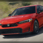 El Honda Civic sigue siendo uno de los coches más fiables del mercado mundial y eso explica por qué continúa liderando ventas en Estados Unidos. Su reputación se ha construido durante décadas gracias a motores resistentes, consumos bajos y una mecánica capaz de superar los 250.000 millas con un mantenimiento adecuado. Aunque el modelo 2025 recibió dos llamadas a revisión relacionadas con la bomba de combustible y la dirección, no existen señales de problemas graves de durabilidad a largo plazo. Además, sigue siendo uno de los sedanes más accesibles de Honda.