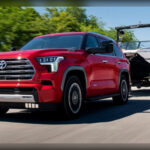 Estados Unidos es actualmente uno de los mayores productores de automóviles del planeta, y Toyota juega un papel fundamental dentro de esa industria. La marca japonesa cuenta con enormes complejos de producción repartidos por distintos estados, incluyendo Kentucky, Indiana, Texas, Mississippi y Alabama. Toyota fabrica en suelo estadounidense algunos de sus SUV más importantes y vendidos, consolidando así su presencia estratégica en Norteamérica mientras reduce costes logísticos y aumenta la capacidad de producción local.