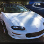 El Chevrolet Camaro Z28 de cuarta generación se transformó completamente con la llegada del motor LS1 V8 en 1998. Aunque su carrocería era mucho más suave y aerodinámica que la de los muscle cars clásicos, escondía unas prestaciones impresionantes. Su combinación de bajo peso, enorme par motor y aceleración brutal lo convirtió en una auténtica pesadilla en drag races, especialmente para quienes subestimaban su aspecto relativamente discreto. Además, ofrecía un rendimiento extraordinario por un precio muy competitivo.