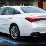 El Toyota Avalon desapareció silenciosamente del mercado tras 2022, pero eso ha terminado beneficiando a quienes buscan una auténtica ganga usada. Equipado con el legendario motor V6 de 3.5 litros de Toyota, este sedán grande puede superar sin dificultad cifras enormes de kilometraje manteniendo una suavidad ejemplar. Además, muchas unidades provienen de propietarios cuidadosos que siguieron rigurosamente los mantenimientos oficiales. El Avalon combina confort premium, fiabilidad legendaria y precios sorprendentemente bajos en el mercado de ocasión.