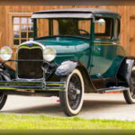 El Ford Model T fue el automóvil que convirtió la movilidad en algo accesible para millones de personas. Gracias a su bajo coste, resistencia mecánica y facilidad de mantenimiento, permitió que familias trabajadoras pudieran comprar un coche por primera vez. Además, Henry Ford revolucionó la industria mundial con la introducción de la cadena de montaje moderna, un sistema que cambió para siempre la fabricación industrial mucho más allá del sector automovilístico.