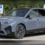 El BMW iX representa la visión más avanzada de BMW en movilidad eléctrica. Este SUV de lujo combina gran autonomía, tecnología de última generación y un comportamiento sorprendentemente dinámico para su tamaño. Dependiendo de la versión, puede alcanzar alrededor de 520 kilómetros de autonomía y acelerar de 0 a 100 km/h en apenas cuatro segundos. Su interior futurista con enorme pantalla curva digital lo convierte en uno de los eléctricos premium más sofisticados del mercado usado.