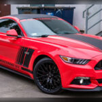 El Ford Mustang GT se convirtió en un símbolo de libertad y prestaciones gracias a su inconfundible diseño y a su presencia constante en la cultura popular. Apariciones en películas como Bullitt o Gone in 60 Seconds ayudaron a consolidar su leyenda. Además, su combinación de motor V8, cambio manual de seis velocidades o automática de diez relaciones y aceleraciones por debajo de los cuatro segundos en algunas versiones modernas lo mantienen como uno de los deportivos más admirados del mercado.