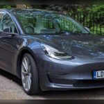 El Tesla Model 3 Performance ha revolucionado el concepto de berlina deportiva gracias a su capacidad para acelerar de 0 a 100 km/h en apenas 3,1 segundos. La entrega inmediata de par característica de los motores eléctricos genera una sensación de empuje constante que sorprende incluso a conductores acostumbrados a coches de altas prestaciones. Además, la ausencia de ruido mecánico intensifica la percepción de velocidad, creando una experiencia que parece sacada de una nave espacial.