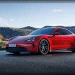 El Porsche Taycan GTS demuestra que un coche eléctrico puede ofrecer sensaciones dignas de un deportivo tradicional. Gracias a sus 690 CV y una aceleración de 0 a 100 km/h en apenas 3,1 segundos, combina una respuesta instantánea con una puesta a punto excepcional. Su dirección precisa, la suspensión adaptativa y los sistemas de vectorización de par convierten cada curva en una experiencia emocionante, situándolo entre los eléctricos más divertidos del mercado.