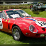 El Ferrari 250 GTO ocupa el primer lugar en prácticamente cualquier lista de coches clásicos deseados. Fabricado entre 1962 y 1964 en una producción limitada a solo 36 unidades, combinaba un espectacular motor V12 con una carrocería diseñada para dominar los circuitos. Su impresionante historial deportivo y su exclusividad han llevado a algunas unidades a superar los 70 millones de dólares en subastas, consolidándolo como uno de los automóviles más valiosos de todos los tiempos.