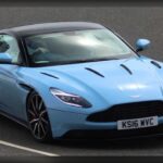 El Aston Martin DB11 representa a la perfección el concepto clásico de Gran Turismo. Su imponente motor V12 biturbo de 5,2 litros combina potencia y refinamiento para afrontar largas distancias con total comodidad. A ello se suma un habitáculo repleto de materiales nobles, tecnología avanzada y un nivel de exclusividad que convierte cada viaje en una experiencia única.