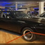 El Buick GNX de 1987 es considerado por muchos como el muscle car más impresionante de los años 80. Equipado con un motor V6 turboalimentado de 3,8 litros desarrollado con la colaboración de McLaren, sus cifras oficiales ocultaban un rendimiento muy superior al declarado. Capaz de acelerar más rápido que algunos deportivos europeos de prestigio, este discreto coupé demostró que la potencia seguía muy viva en Estados Unidos.