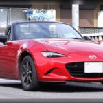 El Mazda MX-5 Miata ND es uno de esos coches que cambia la forma de entender las prestaciones. Su ligereza, dirección comunicativa y equilibrio perfecto permiten disfrutar de cada curva sin necesidad de velocidades extremas. Desde los primeros kilómetros transmite información constante al conductor, demostrando que las sensaciones pueden ser mucho más importantes que los caballos de potencia.