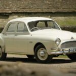El Renault Frégate, lanzado en 1951, fue el intento de la marca francesa de enfrentarse al Citroën Traction Avant en el segmento de las grandes berlinas. Equipado inicialmente con motores de cuatro cilindros de 2.0 y posteriormente 2.1 litros, ofrecía espacio para seis ocupantes y una avanzada transmisión semiautomática en algunas versiones. Sin embargo, su comportamiento dinámico y unas prestaciones discretas limitaron su éxito comercial, convirtiéndolo en uno de los grandes olvidados de Renault.