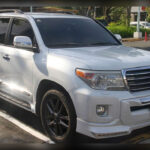 El Toyota Land Cruiser es uno de los todoterrenos más resistentes jamás fabricados. Su construcción robusta, su legendaria capacidad off-road y la fiabilidad de sus motores le han permitido superar con frecuencia los 300.000 kilómetros sin problemas graves. Especialmente las generaciones más recientes equipadas con motores V8 han demostrado una resistencia excepcional incluso en las condiciones más extremas.