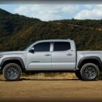 El Toyota Tacoma de tercera generación se ha convertido en una de las camionetas con mejor valor de reventa del mercado, con precios usados que incluso desafían su coste original. Su fama de indestructible y su capacidad off-road, especialmente en versiones TRD, han impulsado su demanda, más aún tras los problemas de fiabilidad en la nueva generación turbo.