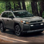 El Toyota RAV4 Hybrid continúa liderando su categoría gracias a una reputación impecable en fiabilidad y excelente valor residual. Además, registra entre 45 y 48 mpg, consolidándose como una de las opciones más eficientes y racionales para 2026.