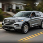 El Ford Explorer continúa siendo uno de los SUV más completos del mercado gracias a su equilibrio entre rendimiento y funcionalidad. Su sistema de tracción total, motores ágiles y avanzadas tecnologías de asistencia convierten cada trayecto en una experiencia cómoda y segura para toda la familia.