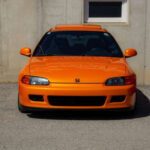 El Honda Civic Del Sol (1992-1998) destacó por su diseño juvenil y su techo desmontable, pero con el paso de los años aparecieron numerosos problemas de durabilidad. Las filtraciones de agua, paneles con ruidos constantes y sellos defectuosos afectaron seriamente su envejecimiento frente a otros Civic más fiables.