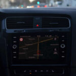 Muchos coches modernos incorporan avisos acústicos constantes para mejorar la seguridad, pero en numerosos casos el volumen y frecuencia resultan excesivos. En lugar de aportar tranquilidad, estas alertas convierten trayectos cotidianos en experiencias más tensas y agotadoras.