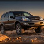 El Lexus GX combina refinamiento premium con una base mecánica extremadamente resistente. Equipado con un V8 de 4.6 litros, ofrece un 20,7% de probabilidades de alcanzar los 250.000 km, manteniendo además costes de mantenimiento razonables para su categoría, algo poco habitual en SUV de lujo.