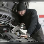 El famoso límite de las 100 mil millas nació hace décadas, cuando pocos coches podían superar esa cifra sin sufrir reparaciones importantes. Aunque los vehículos modernos son mucho más resistentes, esta referencia sigue siendo clave porque muchas garantías terminan justo en ese punto. Además, a partir de ese kilometraje, aumentan considerablemente las probabilidades de averías costosas y visitas frecuentes al taller.