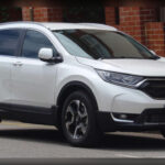 El Honda CR-V es uno de los SUV compactos más recomendados por mecánicos gracias a su equilibrio entre fiabilidad, consumo contenido y practicidad. Ofrece espacio interior generoso, motores eficientes y una mecánica sencilla que reduce notablemente los costes de reparación a largo plazo.