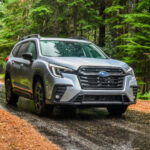 El Subaru Ascent 2026 cuesta entre 40.000 y 53.000 dólares y mantiene la receta clásica de la marca: fiabilidad, tracción total de serie y sistema de seguridad Eyesight. Es ideal para familias activas y climas complicados.