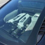 Tener un Audi implica asumir costes de mantenimiento considerablemente más altos que en muchas marcas generalistas. Cambios de aceite, frenos y revisiones periódicas suelen ser mucho más caros de lo esperado, especialmente fuera de garantía. Además, numerosos servicios recomendados por la marca terminan convirtiéndose prácticamente en obligatorios para evitar averías mayores. Con el tiempo, muchos conductores sienten que no solo pagan por mantener el coche, sino también por sostener el privilegio de conducir una marca premium alemana.
