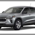El Chevrolet Trax LS ofrece acceso al segmento SUV desde apenas 23.890 dólares. Su diseño actualizado, instrumentación digital y pantalla multimedia lo convierten en una opción atractiva para conductores urbanos que priorizan tecnología y espacio sin disparar presupuesto.