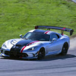 Pocos coches representan mejor la brutalidad mecánica estadounidense que el Dodge Viper ACR. Concebido para batir tiempos en circuito, destacaba por su enorme alerón trasero, neumáticos semislick y una puesta a punto extrema. Era básicamente un coche de carreras homologado para carretera.