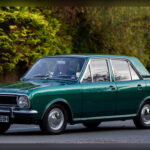 Mucho antes de probar algunos de los coches más exclusivos del planeta, Jeremy Clarkson tuvo un sencillo Ford Cortina de 1969 como primer vehículo. Fiel a la tradición familiar, eligió este modelo porque toda su infancia estuvo rodeada de Cortina. Eso sí, no tardó en modificarlo con accesorios bastante peculiares.
