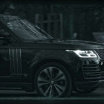 El Range Rover Autobiography representa el equilibrio entre presencia, confort y capacidad. Su posición de conducción elevada, suspensión neumática y un interior cargado de lujo lo convierten en uno de los SUV favoritos entre perfiles de alto poder adquisitivo.