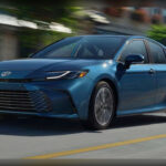 El Toyota Camry Hybrid combina comodidad, refinamiento y una mecánica híbrida muy probada. Además, su excelente valor de reventa y mantenimiento contenido refuerzan su atractivo financiero.