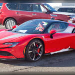 El Ferrari SF90 Stradale mezcla un V8 biturbo con motores eléctricos para rozar los 1.000 CV y ofrecer una respuesta instantánea. Ferrari logró crear un coche que acelera con violencia quirúrgica y una capacidad de tracción impresionante. Su facilidad para alcanzar velocidades absurdas hace que incluso otros Ferrari parezcan menos intimidantes.