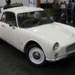El Citroën Bijou nació para aprovechar chasis sobrantes del 2CV y mejorar su atractivo comercial en Reino Unido. Sobre el papel parecía una buena idea, pero su carrocería más pesada, rendimiento mediocre y diseño poco atractivo hicieron que apenas 207 unidades encontraran comprador.