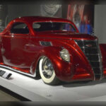 El líder de Metallica, James Hetfield, ha construido una colección completamente distinta. En lugar de comprar superdeportivos convencionales, apuesta por hot rods artesanales como el Black Jack, el Slow Burn o el Voodoo Priest, auténticas esculturas rodantes diseñadas junto a preparadores legendarios.