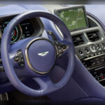 Más allá del lujo, Aston Martin invierte enormes recursos en el desarrollo técnico de cada pieza. Desde bisagras y mecanismos eléctricos hasta transmisiones y suspensiones, todo está diseñado con estándares de altísima precisión para ofrecer refinamiento, durabilidad y comportamiento dinámico a la altura de la marca.