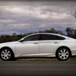 El Honda Accord combina comodidad, eficiencia y una reputación mecánica sobresaliente. Sus motores de cuatro cilindros K24 son especialmente resistentes, mientras que el V6 J35 ofrece más potencia manteniendo buena fiabilidad si se respetan los cambios de correa de distribución.