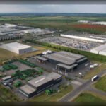 Si el proyecto recibe aprobación definitiva, la compañía añadirá una nueva línea de producción a sus operaciones estadounidenses. Toyota ya cuenta con fábricas clave en Texas, Kentucky, Indiana y Mississippi, además de instalaciones dedicadas a motores, baterías y componentes. La estrategia de la marca consiste en fabricar vehículos cerca de sus clientes, reduciendo costes logísticos y fortaleciendo las cadenas de suministro regionales.