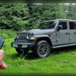 La Jeep Gladiator destaca visualmente por su carácter todoterreno, pero muchos compradores terminaron decepcionados por sus problemas de dirección y fiabilidad.

Las vibraciones en el eje delantero y los conocidos fallos relacionados con el motor Pentastar provocaron importantes gastos de reparación y una creciente pérdida de confianza entre propietarios.