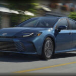 Hablar de berlinas longevas obliga a mencionar al Toyota Camry. El renovado modelo híbrido combina consumos muy bajos con una mecánica extremadamente resistente, algo que Toyota lleva perfeccionando desde hace años. Sus versiones con tracción total alcanzan hasta 232 caballos y mantienen un confort sobresaliente para viajes largos. Aunque no es el sedán más deportivo del segmento, sí es uno de los más baratos de mantener y uno de los pocos capaces de aguantar cientos de miles de kilómetros sin grandes averías.