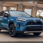 El exitoso Toyota RAV4 Hybrid comenzó produciéndose exclusivamente en Japón y Canadá, pero desde 2020 también sale de la gigantesca planta Toyota Motor Manufacturing Kentucky. Este SUV híbrido combina un motor 2.5 litros con dos motores eléctricos para generar 219 caballos y tracción total de serie. Su enorme éxito comercial se debe en parte a su impresionante eficiencia de hasta 39 MPG, muy superior a la del RAV4 convencional de gasolina. Además, la fábrica de Georgetown es actualmente la instalación más grande de Toyota en todo el mundo.