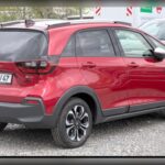 El Honda Fit es uno de esos coches compactos que parecen imposibles de desgastar. Su calidad de construcción y su eficiente motor han permitido que muchísimas unidades superen ampliamente los 200.000 kilómetros e incluso alcancen cifras cercanas a los 300.000 sin grandes averías. Además, su famoso sistema de “Magic Seats” le otorga una practicidad sorprendente pese a su reducido tamaño exterior. El Honda Fit demuestra que un coche pequeño también puede ser uno de los más resistentes y prácticos del mercado usado.