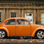 El Volkswagen Beetle, conocido popularmente como Escarabajo, se convirtió en uno de los coches más reconocibles de toda la historia. Su mecánica sencilla, gran fiabilidad y diseño simpático ayudaron a motorizar a millones de personas después de la Segunda Guerra Mundial. Con el paso de las décadas también terminó transformándose en un símbolo cultural asociado a la libertad, la juventud y los movimientos alternativos de los años 60 y 70.