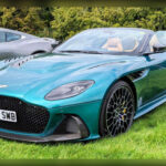 El Aston Martin DBS 770 Ultimate combina elegancia británica con un impresionante motor V12 biturbo que supera los 750 CV. Bajo su refinada carrocería se esconde un auténtico gran turismo de altas prestaciones capaz de alcanzar velocidades extremas con enorme facilidad. Además de su exclusividad, representa uno de los Aston Martin de producción más potentes de toda la historia.
