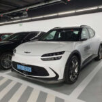 El Genesis GV60 aportó personalidad y diseño atrevido al segmento premium eléctrico. Con cerca de 470 kilómetros de autonomía y una aceleración rápida y suave, este SUV destaca por ofrecer lujo moderno a un precio más competitivo que muchos rivales alemanes. Su diseño interior futurista y su enfoque tecnológico lo convierten en una alternativa muy interesante para quienes buscan algo distinto dentro del mercado eléctrico de ocasión.
