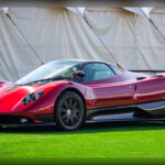 Creado por el ingeniero argentino Horacio Pagani, el Zonda se convirtió rápidamente en uno de los coches más espectaculares del mundo. Presentado inicialmente en 1999, utilizaba motores V12 suministrados por Mercedes-AMG y una avanzada construcción en fibra de carbono. A lo largo de los años evolucionó en numerosas versiones cada vez más extremas, culminando con el impresionante Zonda Revolucion de 800 caballos, una máquina desarrollada prácticamente para circuito y considerada hoy una pieza de colección irrepetible.