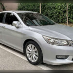 El Honda Accord es otro de los grandes referentes cuando se habla de durabilidad. Muchos propietarios superan con facilidad los 400.000 kilómetros antes de plantearse sustituir el vehículo. Además de su fiabilidad mecánica, destaca por ofrecer una conducción equilibrada, interiores amplios y una excelente eficiencia de combustible. Las generaciones más recientes han reforzado aún más su reputación gracias a mejoras en tecnología y seguridad.