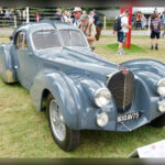 Considerado por muchos como el coche más bello jamás construido, el Bugatti Type 57SC Atlantic es una auténtica pieza de arte automovilístico. Diseñado por Jean Bugatti, únicamente se fabricaron cuatro ejemplares y solo tres sobreviven actualmente. Su elegante diseño Art Déco y su avanzado motor sobrealimentado lo convirtieron en uno de los vehículos más extraordinarios de la década de 1930, aumentando su leyenda con el paso de los años.